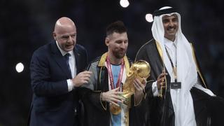 El emir de Qatar coloca el 'besht' a Messi