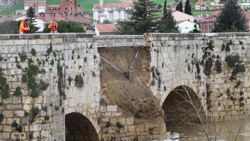 Estado que presenta el puente tras el derrumbe.