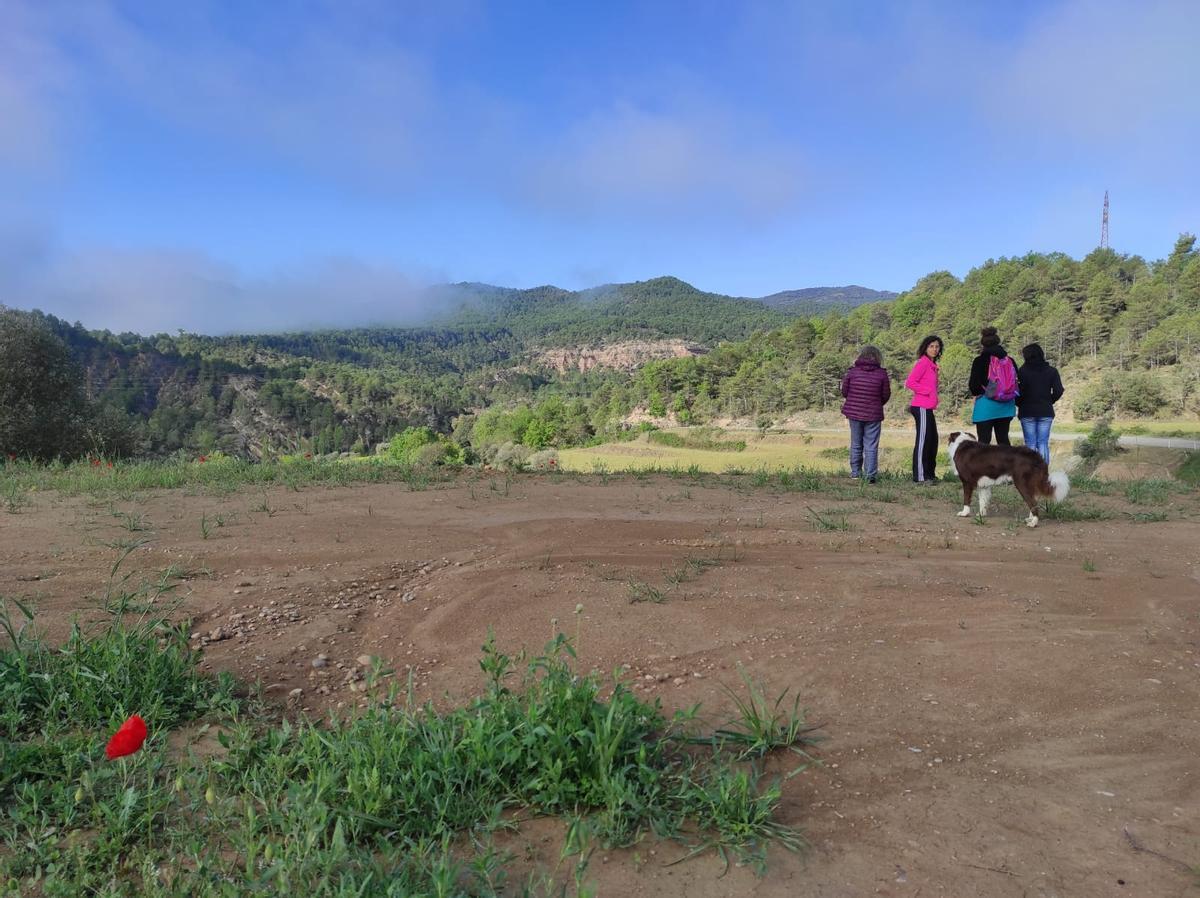 Varias socias de L'Arna, en Escanilla, en los solares cedidos por el ayuntamiento para su 'cohousing'.