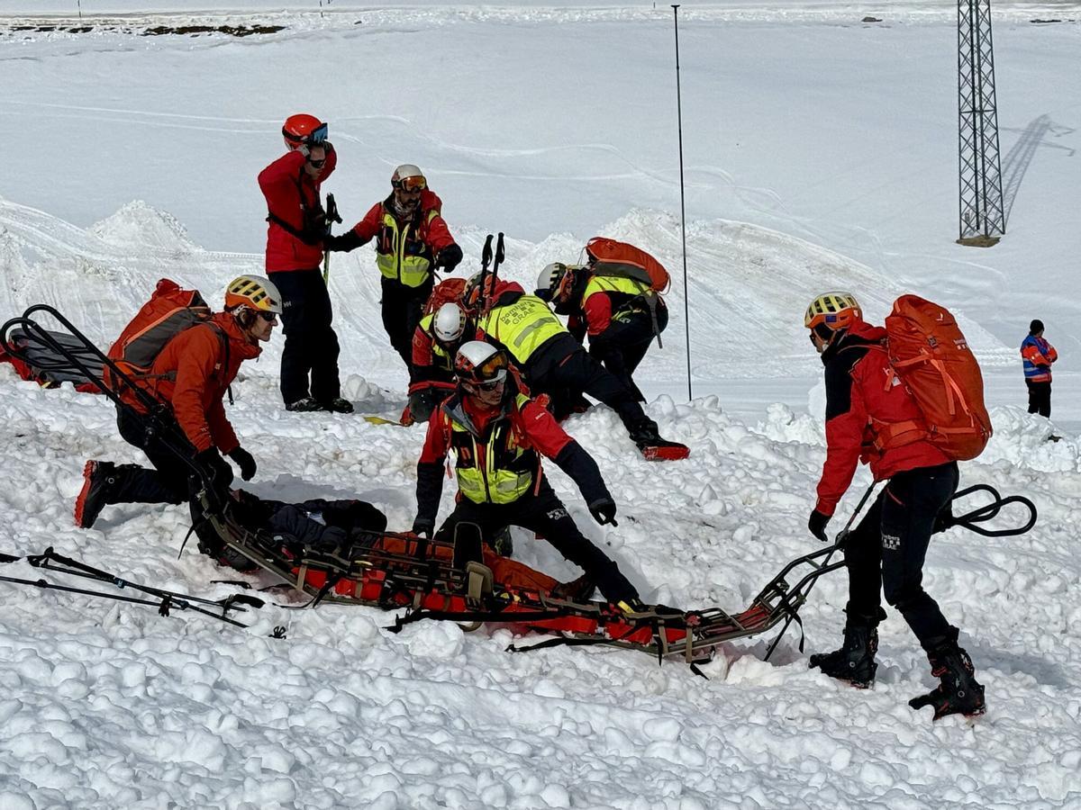 Bombers rescatant un esquiador en el simulacre d'allau que s'ha fet a La Molina Bombers rescatant un esquiador en el simulacre d'allau que s'ha fet a La Molina