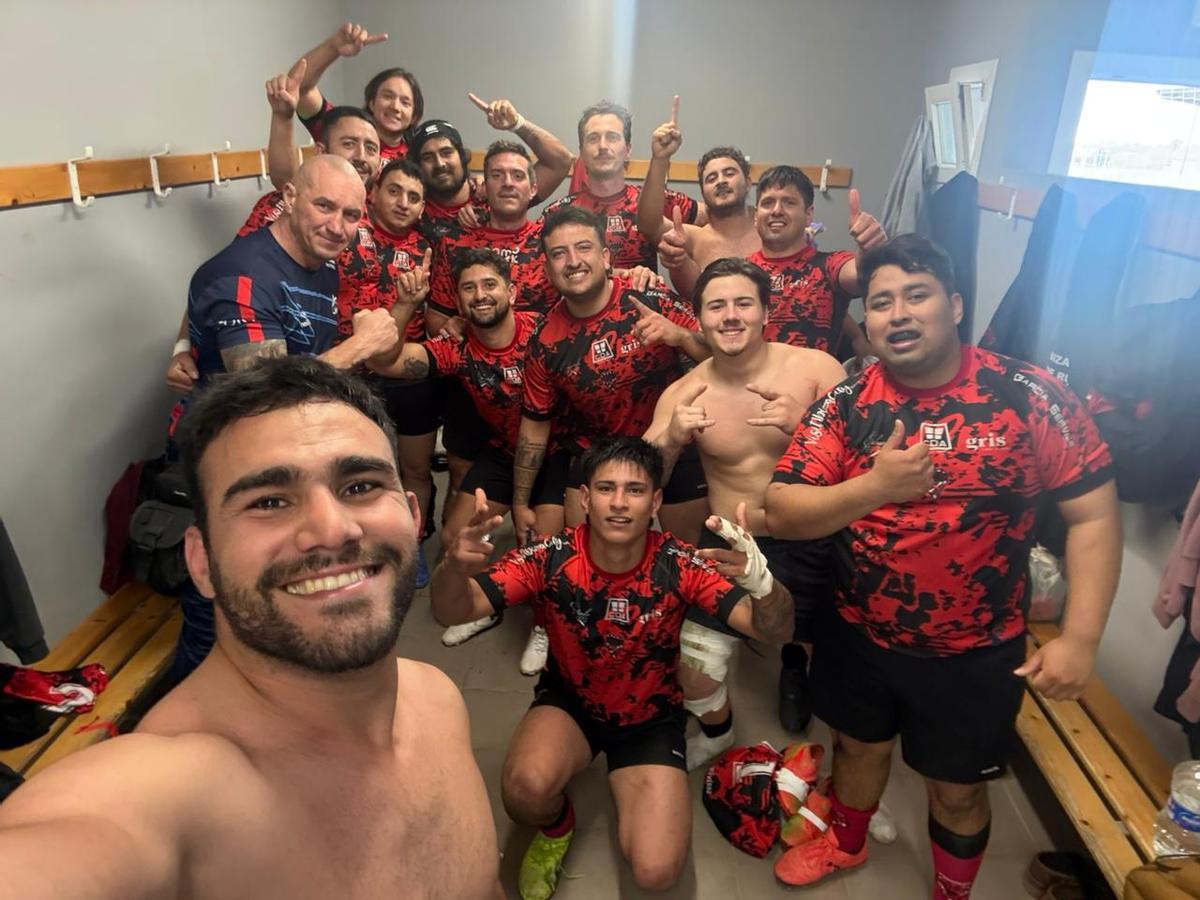 La plantilla del Ibiza Rugby Club y su entrenador celebran el triunfo ante el Menorca y el título de Liga