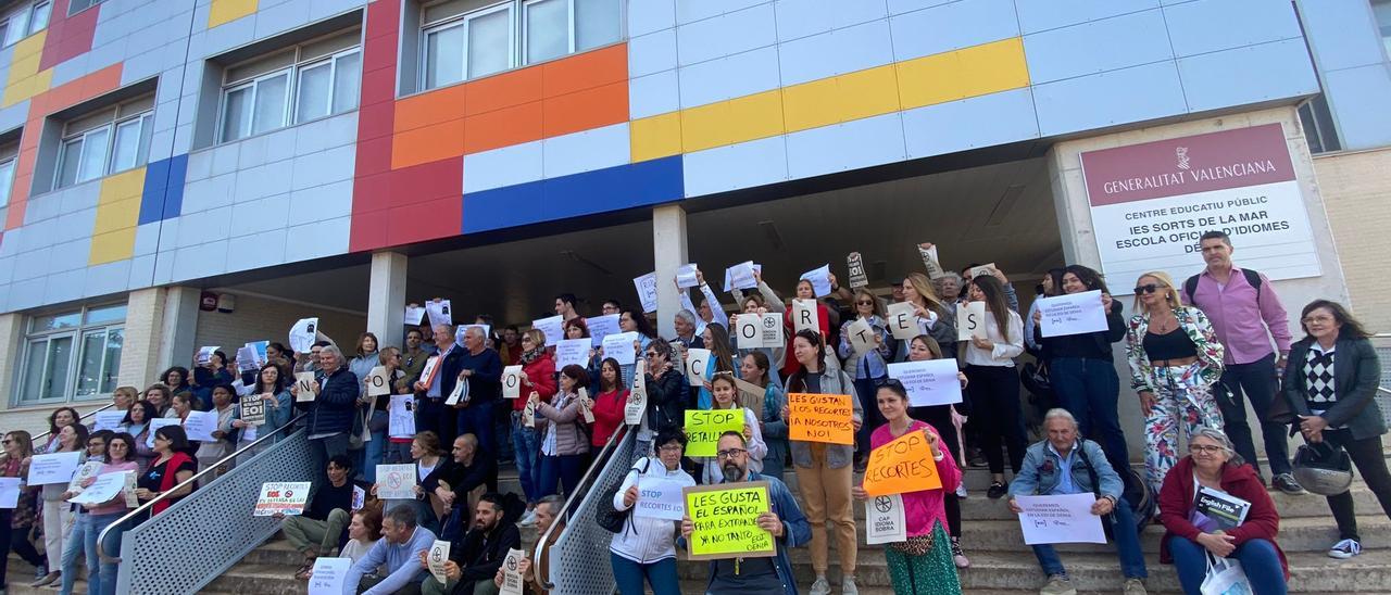 Protesta en Dénia contra los recortes en la Escuela Oficial de Idiomas (imágenes)