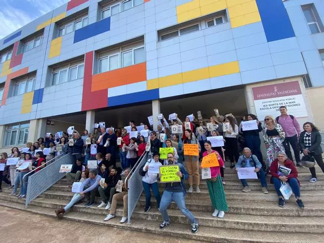 Protesta en Dénia contra los recortes en la Escuela Oficial de Idiomas (imágenes)