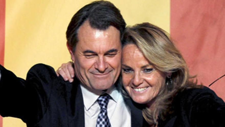 Artur Mas celebra la victoria junto a su esposa.