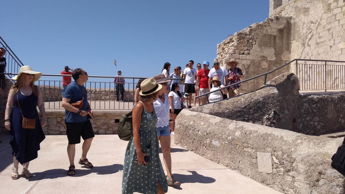 Un grupo de turistas visita el castillo de Peñíscola, en una imagen de archivo.