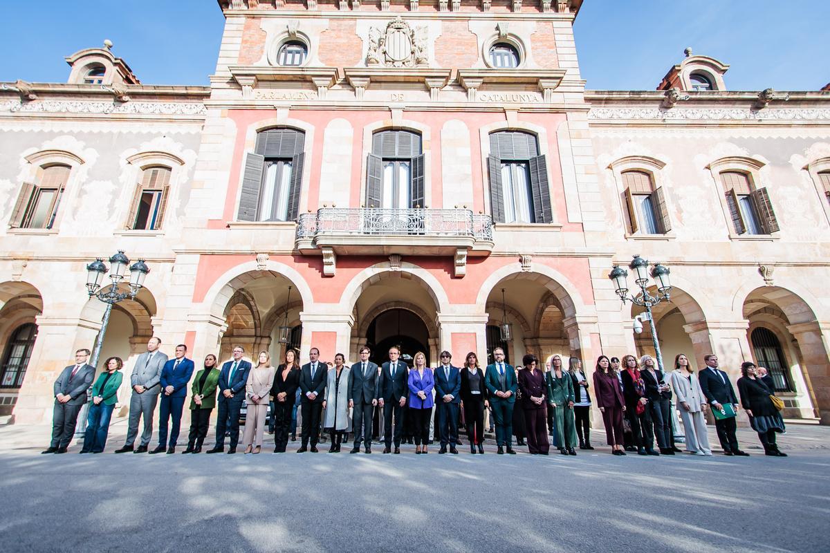 Minuto de silencio delante del edificio del Parlament para denunciar el último feminicidio en Catalunya.