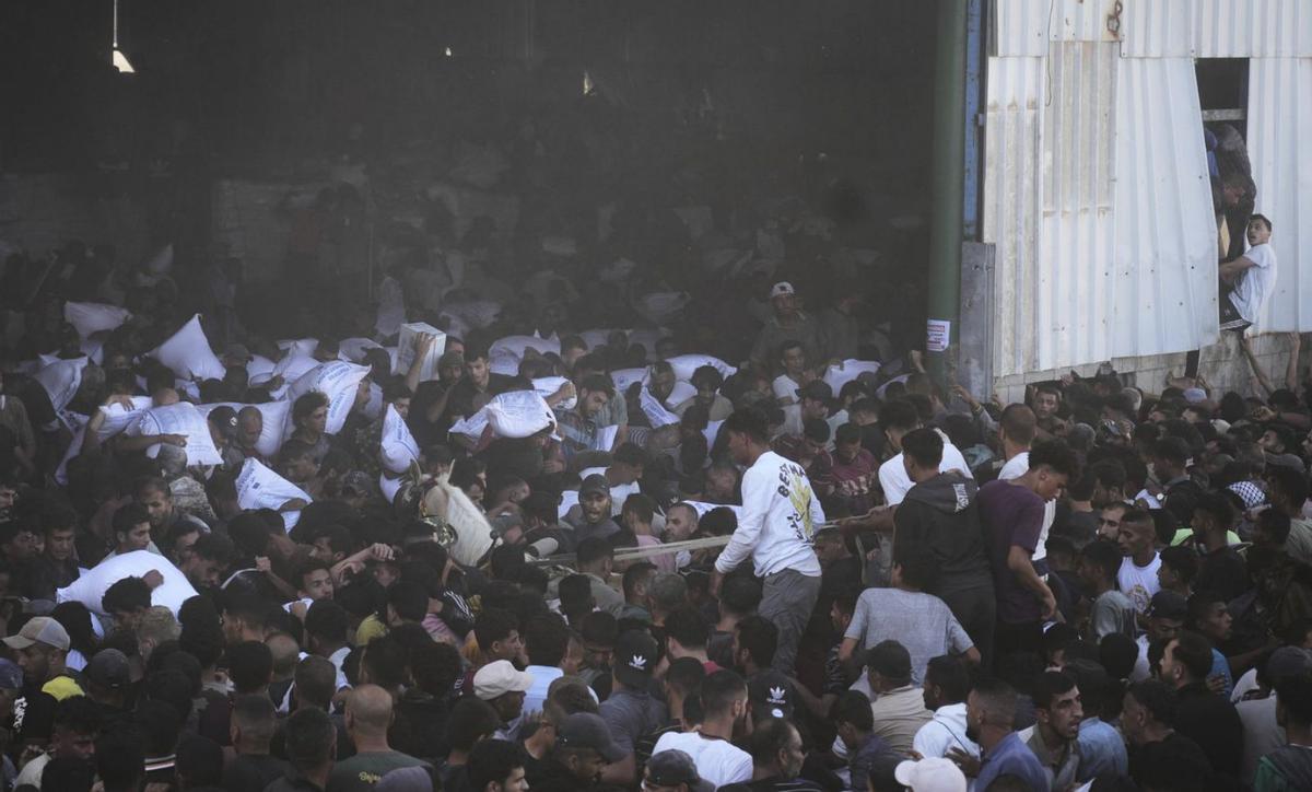 El caos a les cues d’ajuda eleva la desesperació a Gaza El caos a les cues d’ajuda eleva la desesperació a Gaza