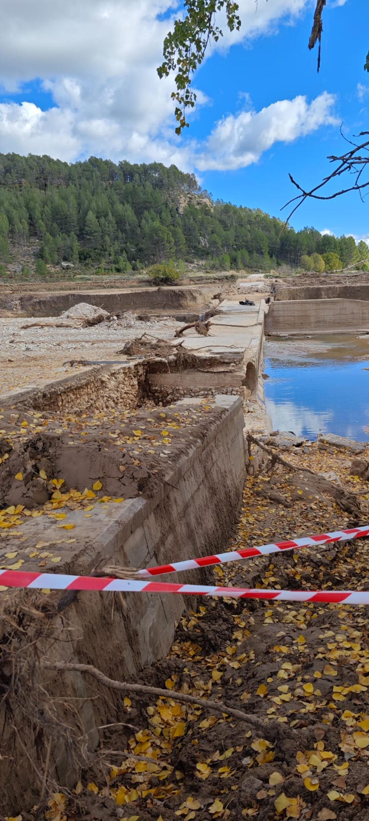 El puente que conecta Hortunas con Yátova y Buñol, destruido