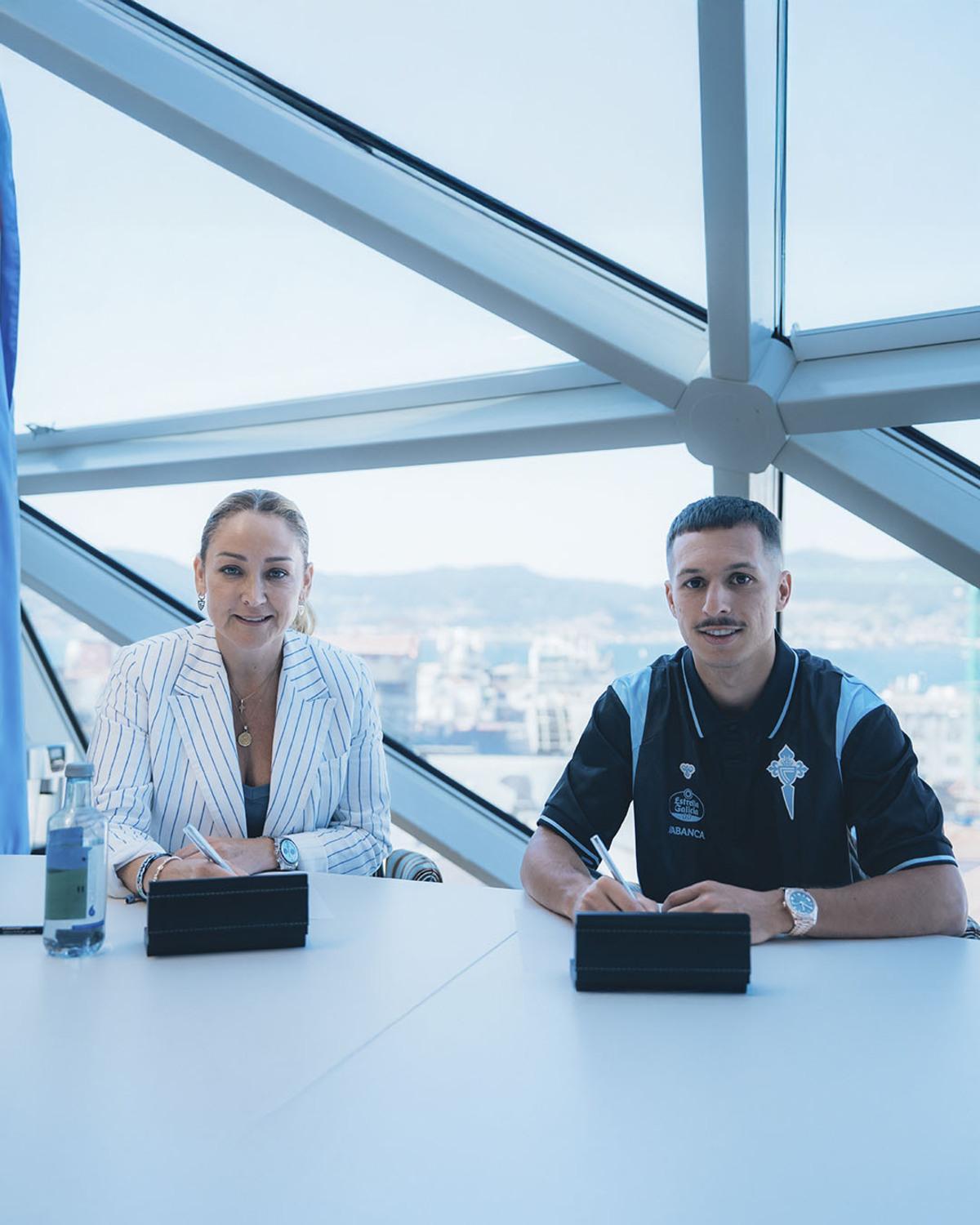 Bryan Zaragoza durante la firma de su contrato