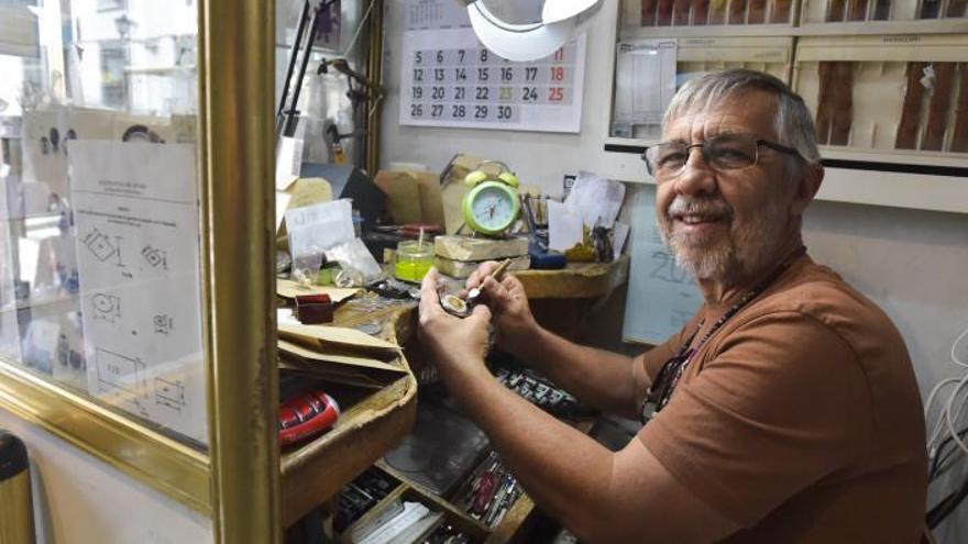 Antonio Santana repara un reloj en su joyería de Vegueta | | ANDRÉS CRUZ