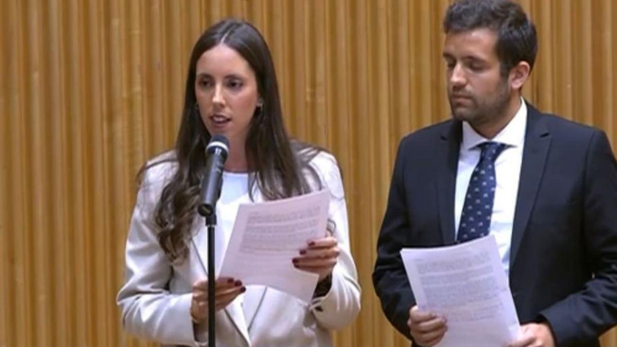 La doctora Fernández, junto a Santiago Toranzo, médico residente del Hospital del Bierzo, este pasado miércoles, en el Congreso. 