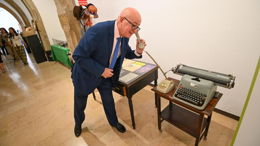"100 años de profesión de vendedor": así es la exposición del Colegio Oficial de Agentes Comerciales de Alicante que se puede visitar en la Lonja Medieval de Elche