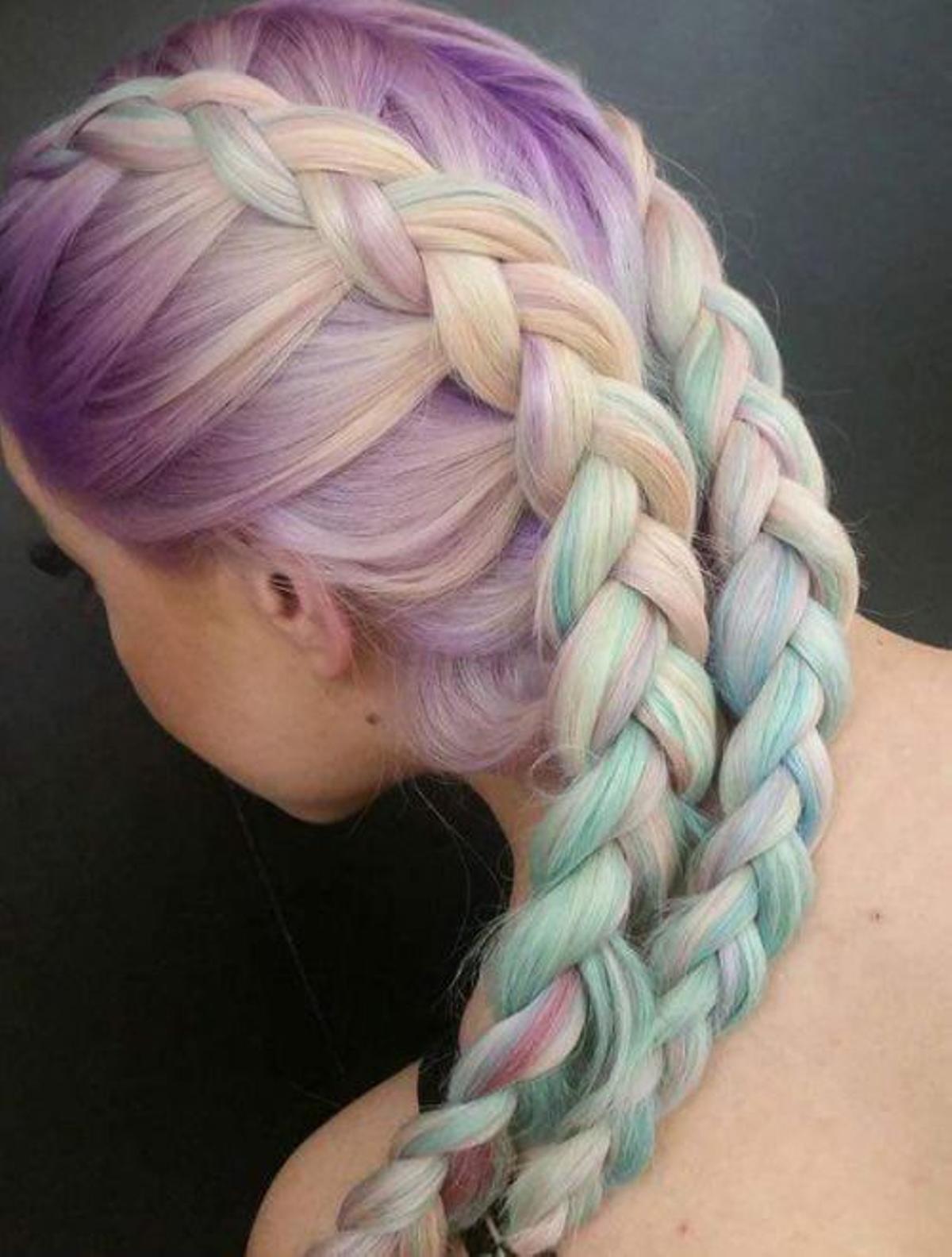 Mermaid hair: el pelo de las sirenas toma la ciudad (morado y azul en trenza).