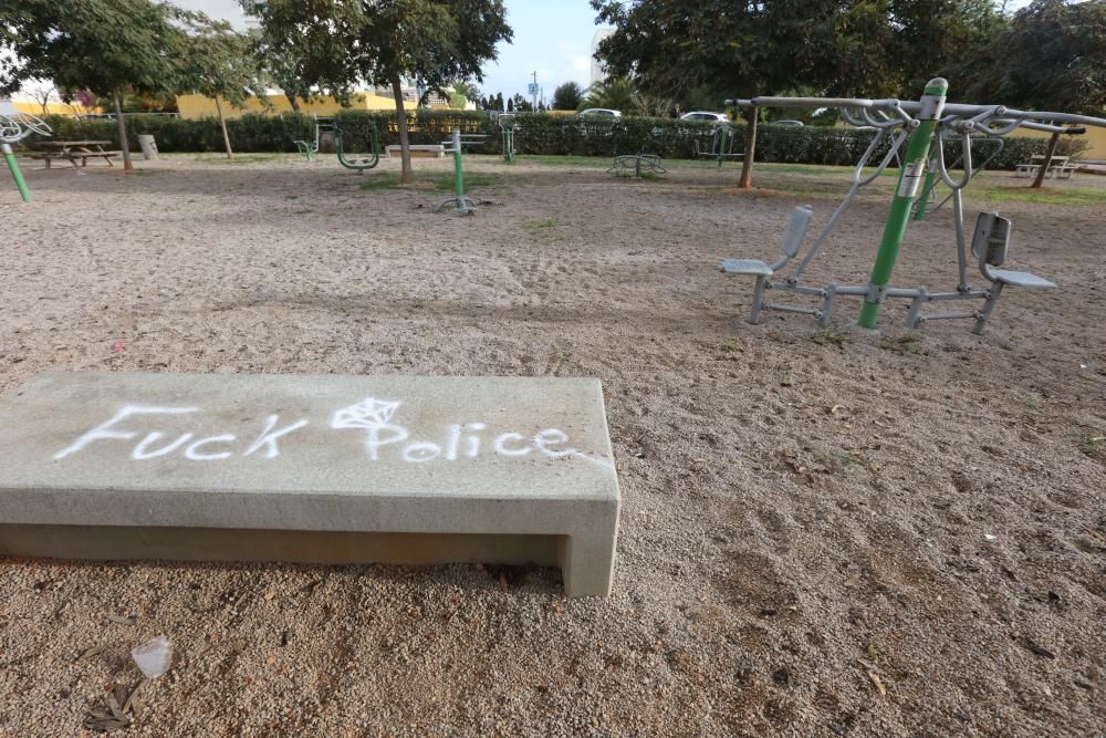 Vecinos del barrio de Sant Jordi denuncian  la situación de «abandono» que vive la zona