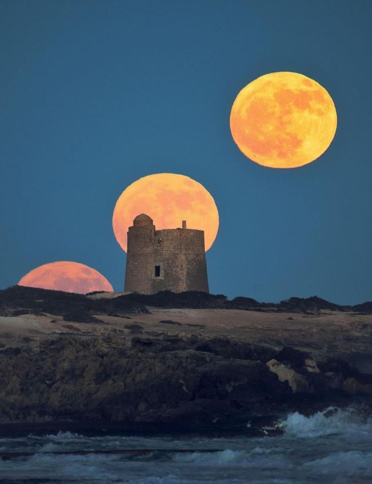 Una imagen del recorrido de la Luna de Fresa, tomada desde Ibiza.