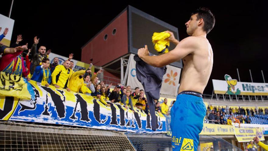 Jonathan Calleri celebra la victoria de la UD Las Palmas ante el Betis con aficionados de la grada Naciente.