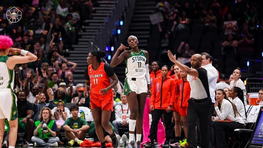 Awa Fam firma su mayor exhibición en WNBA con un brutal acierto en el tiro de tres