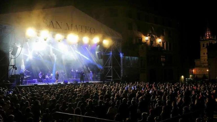 Público anoche, ante el escenario de la plaza de la Catedral.