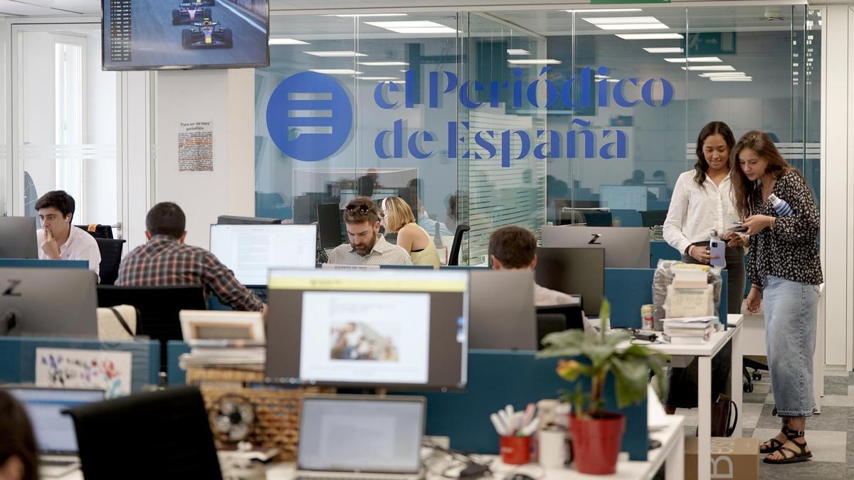 Periodistas de ‘El Periódico de España’, en la redacción de la cabecera.