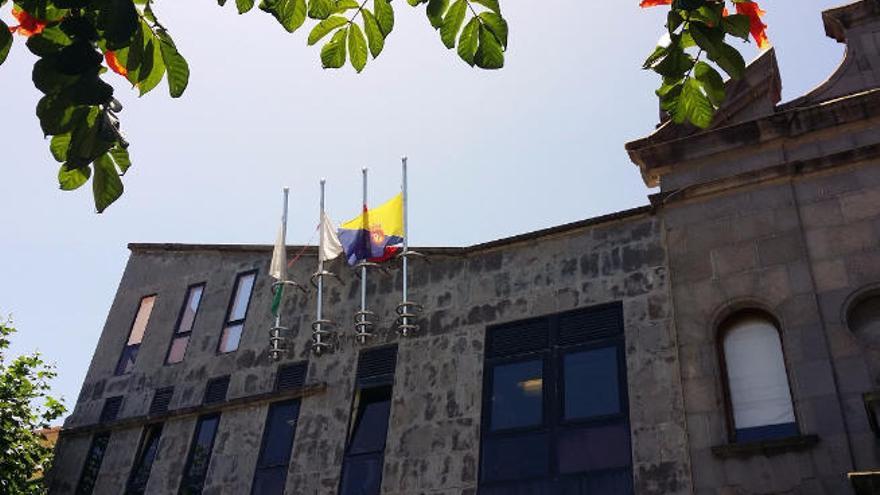 Banderas a media asta en el Ayuntamiento de Santa Brígida, ayer.