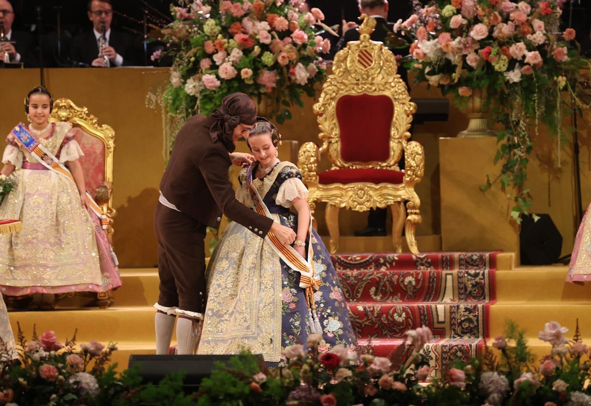 Imposición de bandas a Marta Mercader y la corte de honor infantil de las Fallas 2026