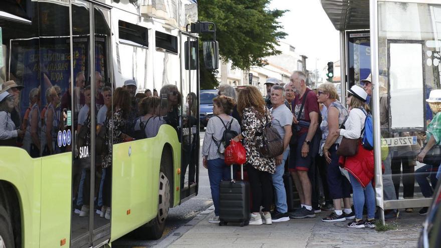 Usuarios do bus do aeroporto agolpados para entrar nunha parada