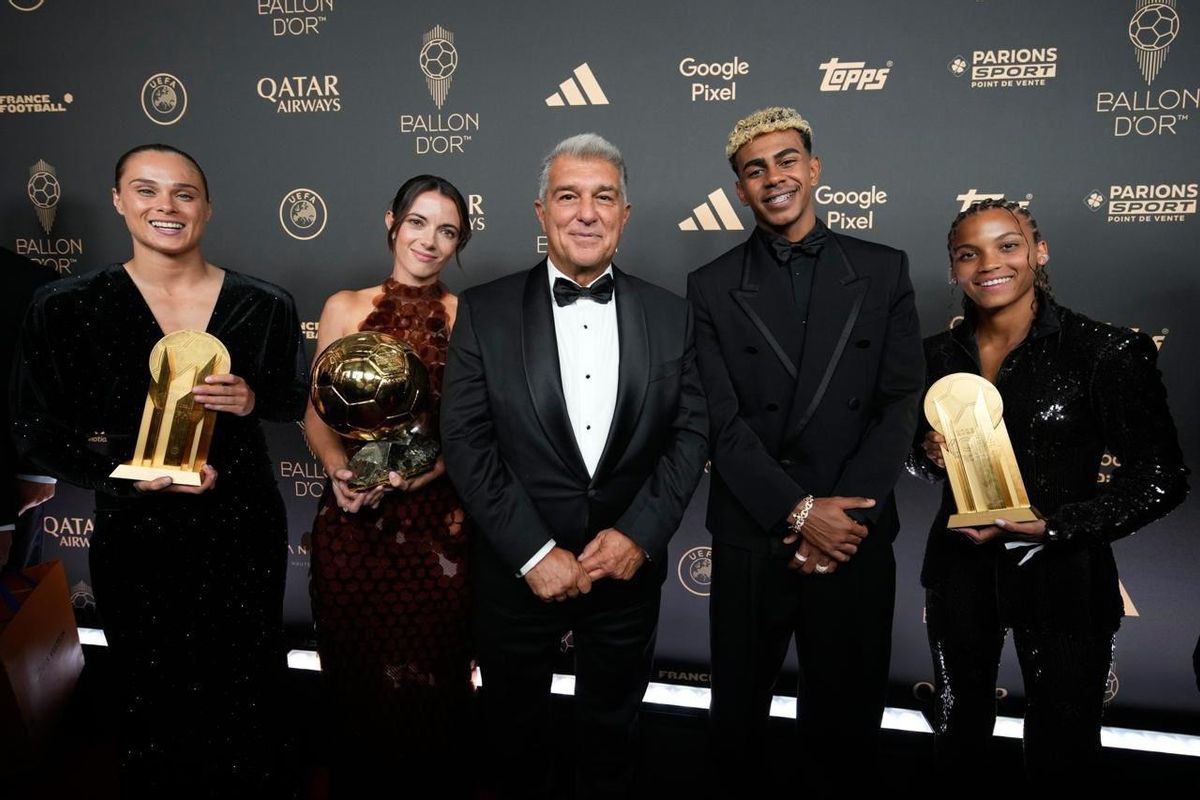 Ewa Pajor, Aitana Bonmatí, Lamine Yamal y Vicky López junto a Joan Laporta tras el Balón de Oro