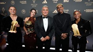 Ewa Pajor, Aitana Bonmatí, Lamine Yamal y Vicky López junto a Joan Laporta tras el Balón de Oro