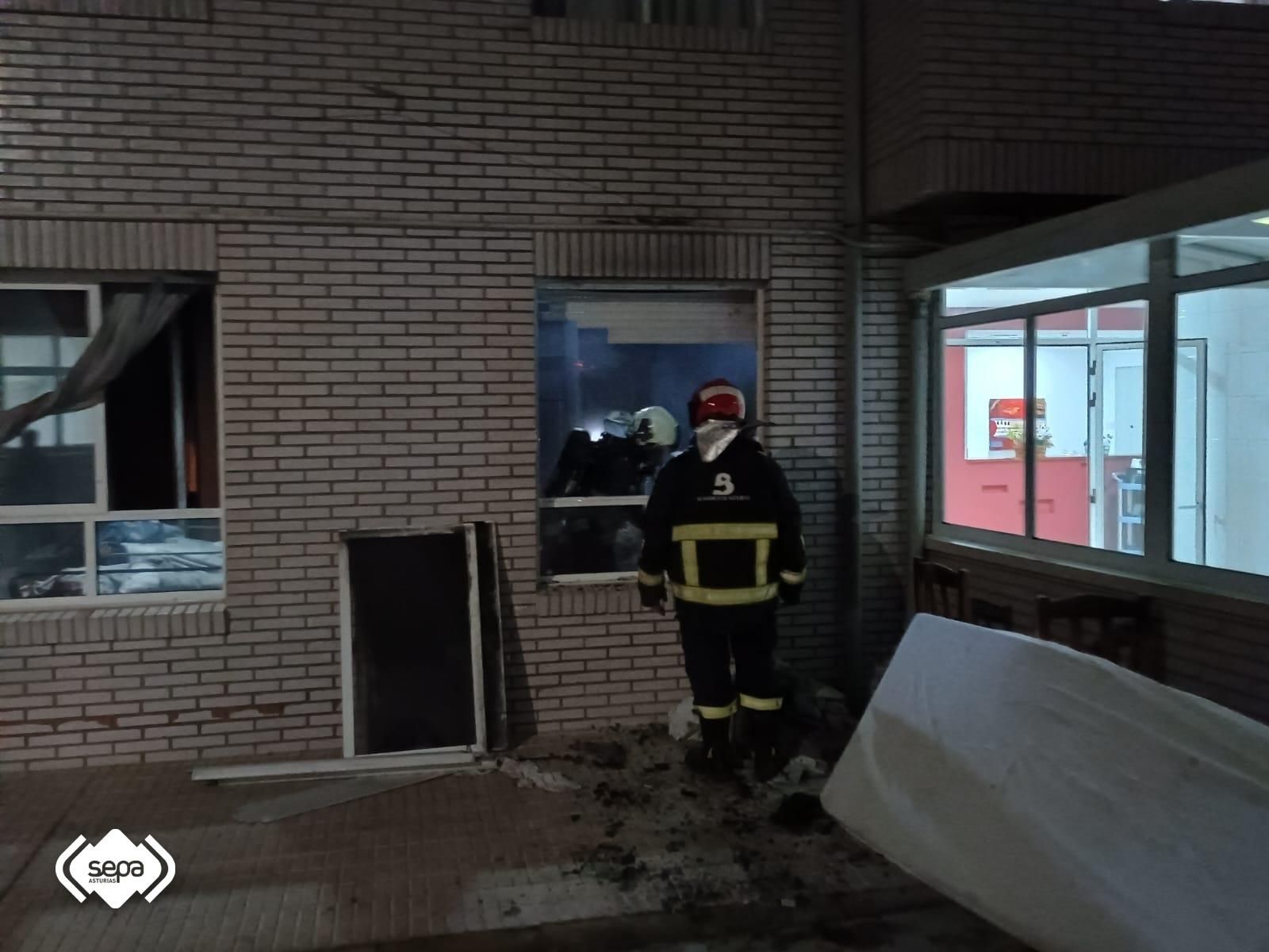 Así fue el incendio de madrugada en una residencia en Siero