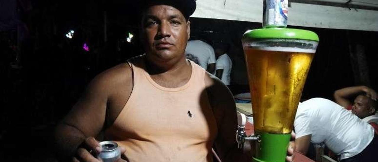 Rulfo Díaz con su dispensador de cerveza