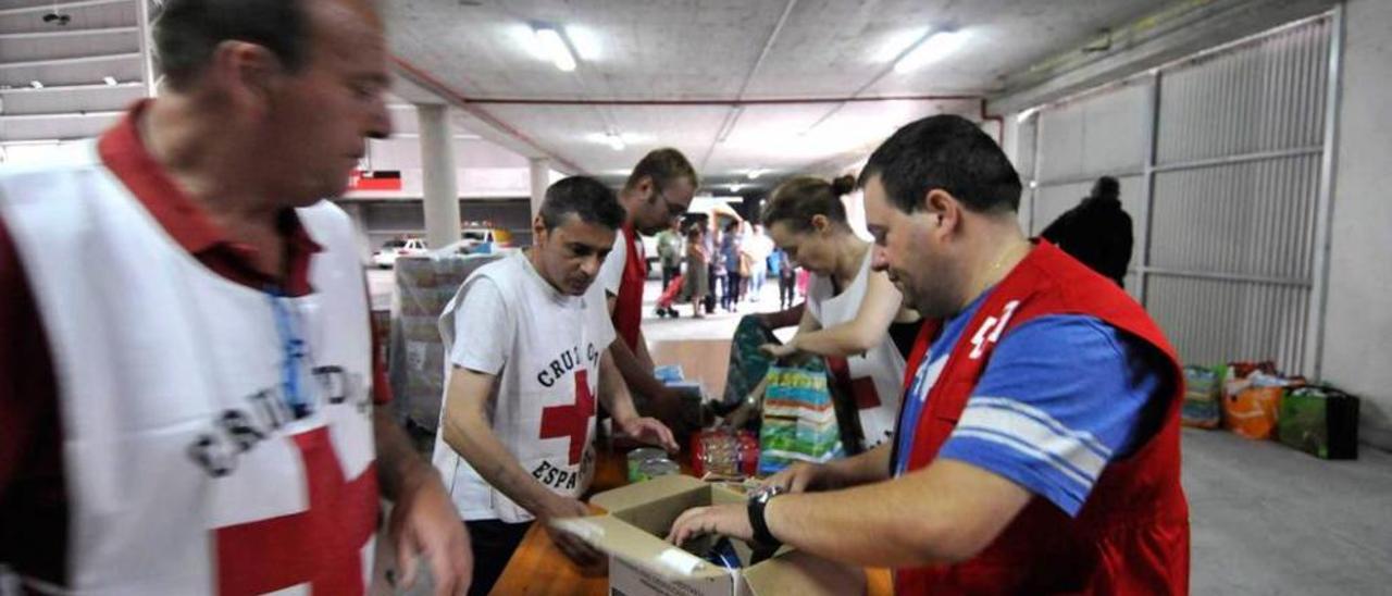 Preparativos de un reparto de alimentos de Cruz Roja de Mieres.