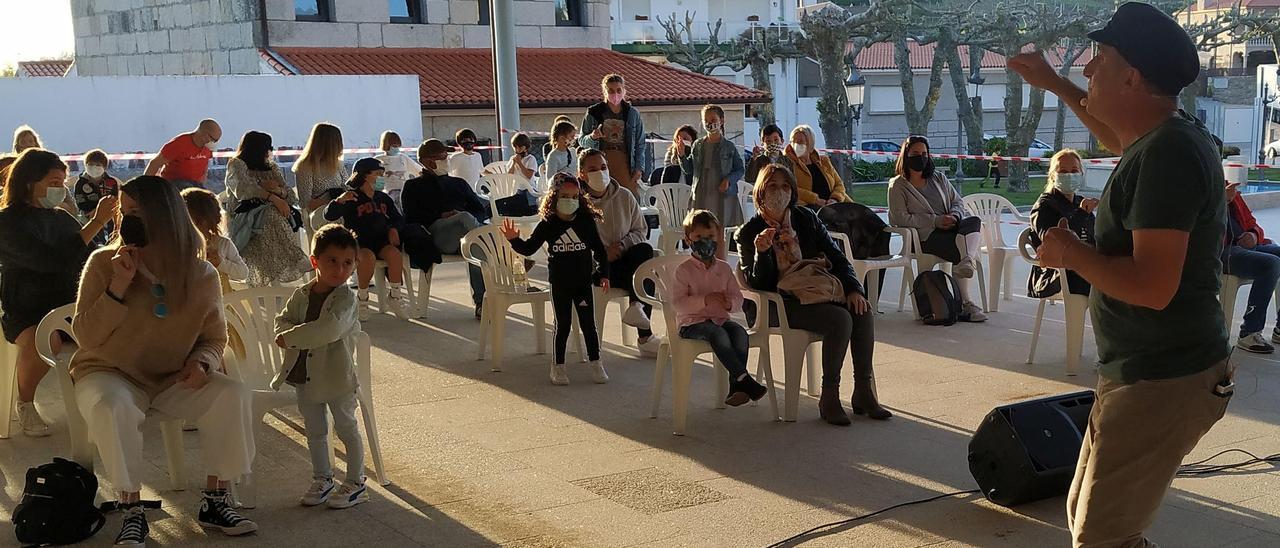 El espectáculo ofrecido en la Praza da Feira ante medio centenar de familias con niños.