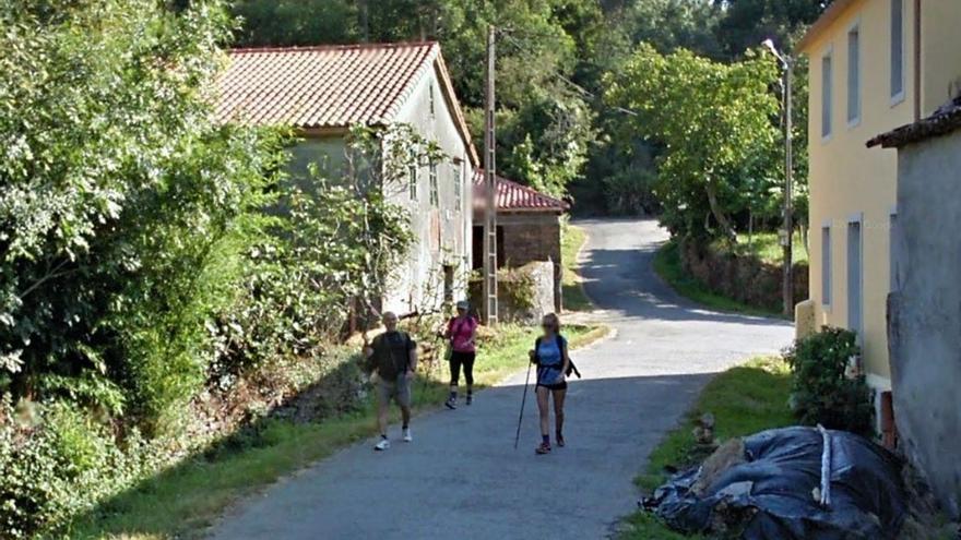 Tránsito de peregrinos por los alrededores de la aldea de San Antón, situada en el concello de O Pino. M.G.