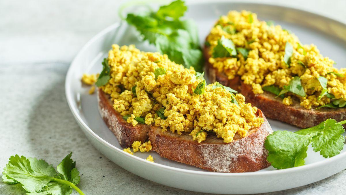 Dos bocados de revuelto de tofu.