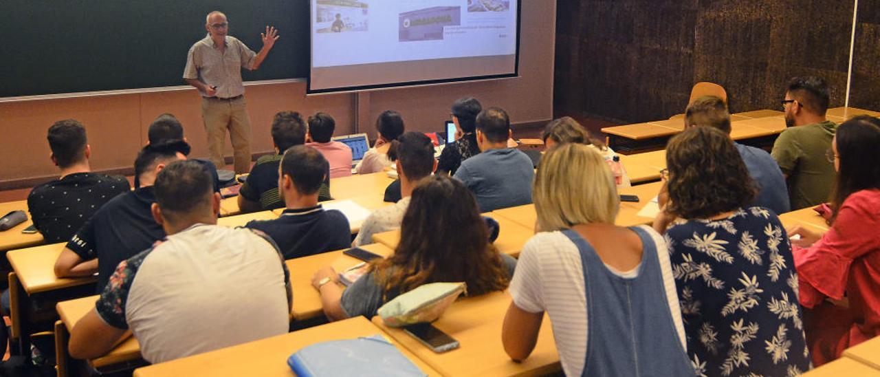 Las clases regresan a los aularios de la Universidad Miguel Hernández en el comienzo del curso.