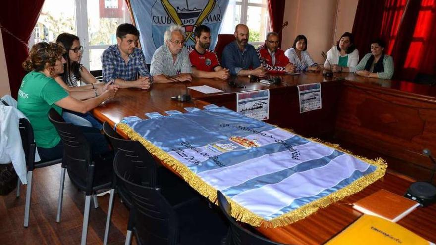 Un momento de la presentación de la Bandera de Trainerillas de Bueu. // Gonzalo Núñez