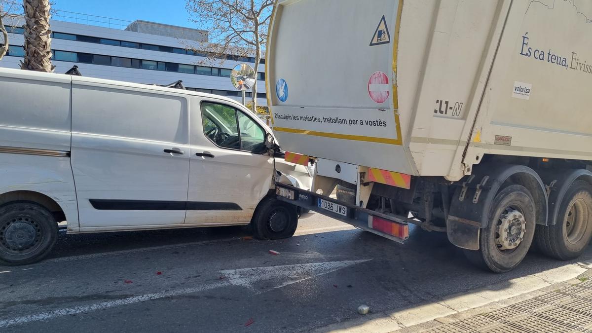 Colapso de tráfico en la calle Corona, de acceso al Hospital Can Misses, por un accidente de tráfico