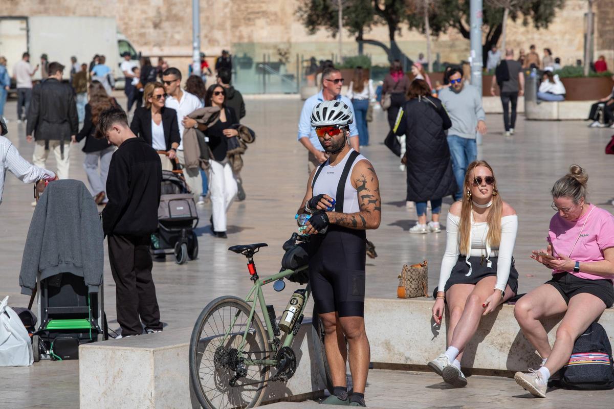Turistas en el centro de València, la pasada semana.