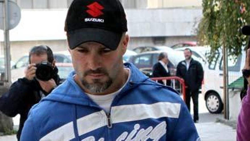 El autor confeso de la muerte de dos jóvenes homosexuales en la calle Oporto de Vigo en 2006, Jacobo P.R., a su llegada hoy a la Audiencia Provincial de Pontevedra, con sede en Vigo, donde ha sido condenado a 20 años de prisión por cada uno de los asesinatos, según consta en la sentencia de la Sección Quinta de la Audiencia Provincial. Asimismo, Jacobo P.R. ha sido condenado a la pena de 18 años de cárcel por un delito de incendio, el de los cuerpos y la vivienda donde cometió el crimen, si bien el límite máximo de cumplimiento efectivo de la condena no podrá exceder de 25 años y el tiempo que permaneció en prisión le será abonado en su totalidad en el cumplimiento de la pena impuesta, agrega la sentencia. // EFE
