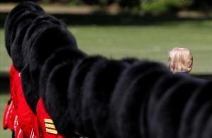 El presidente de los Estados Unidos, Donald Trump, inspecciona la guardia de honor durante una ceremonia de bienvenida en el Palacio de Buckingham en Londres, Reino Unido.