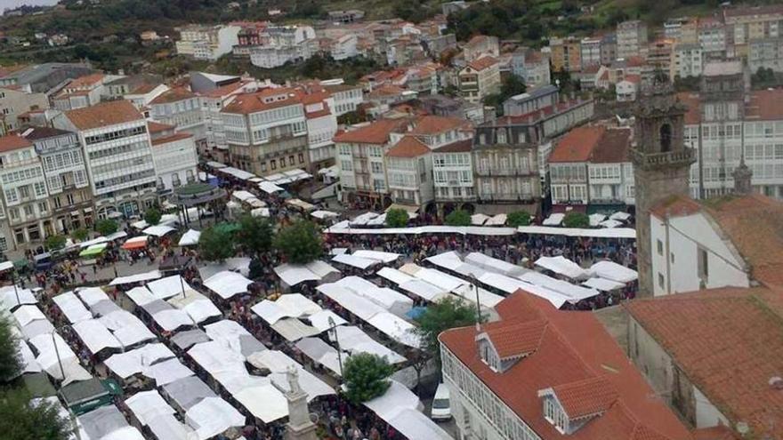 La tradicional feria de Todos los Santos abarrota Betanzos y colapsa los accesos