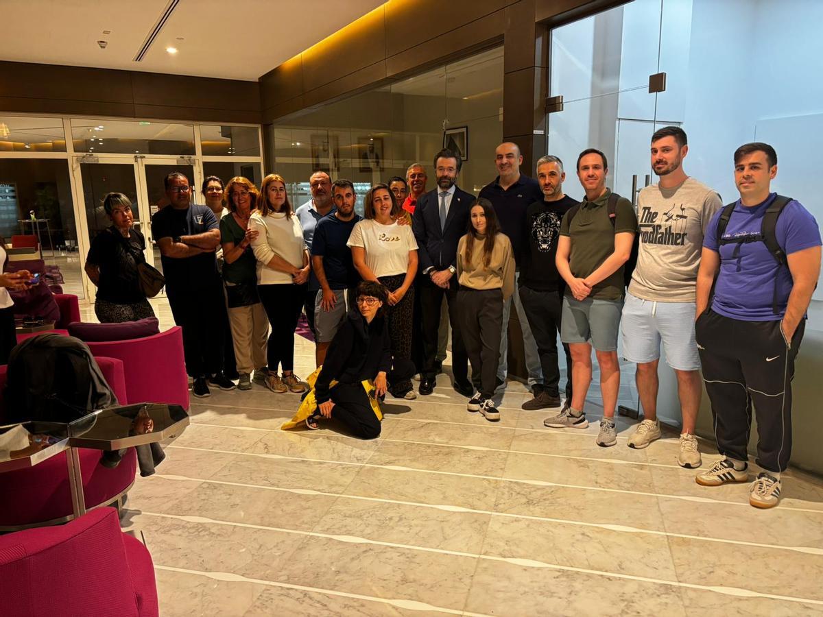 Un grupo de turistas españoles, entre los que se encuentra una pareja cordobesa, con el embajador de España en Dubái, que este miércoles ha estado con ellos.