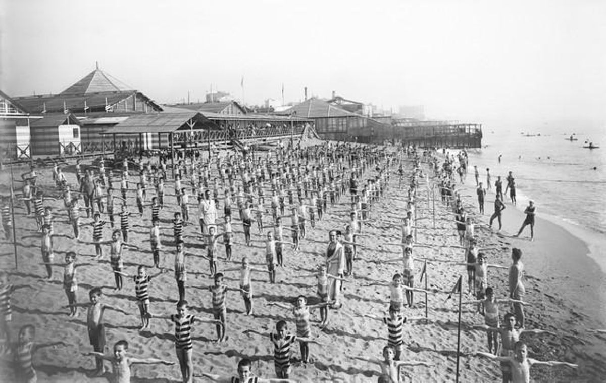 Nens a les escoles municipals a la platja de la Barceloneta. Barcelona, 1919.