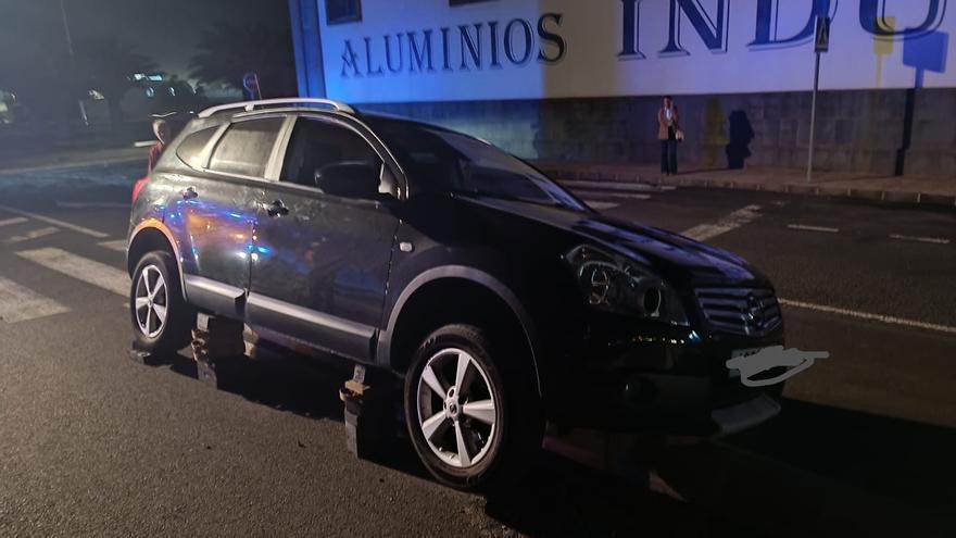 Un coche acaba encajado sobre los bolardos de una zona industrial de Lanzarote