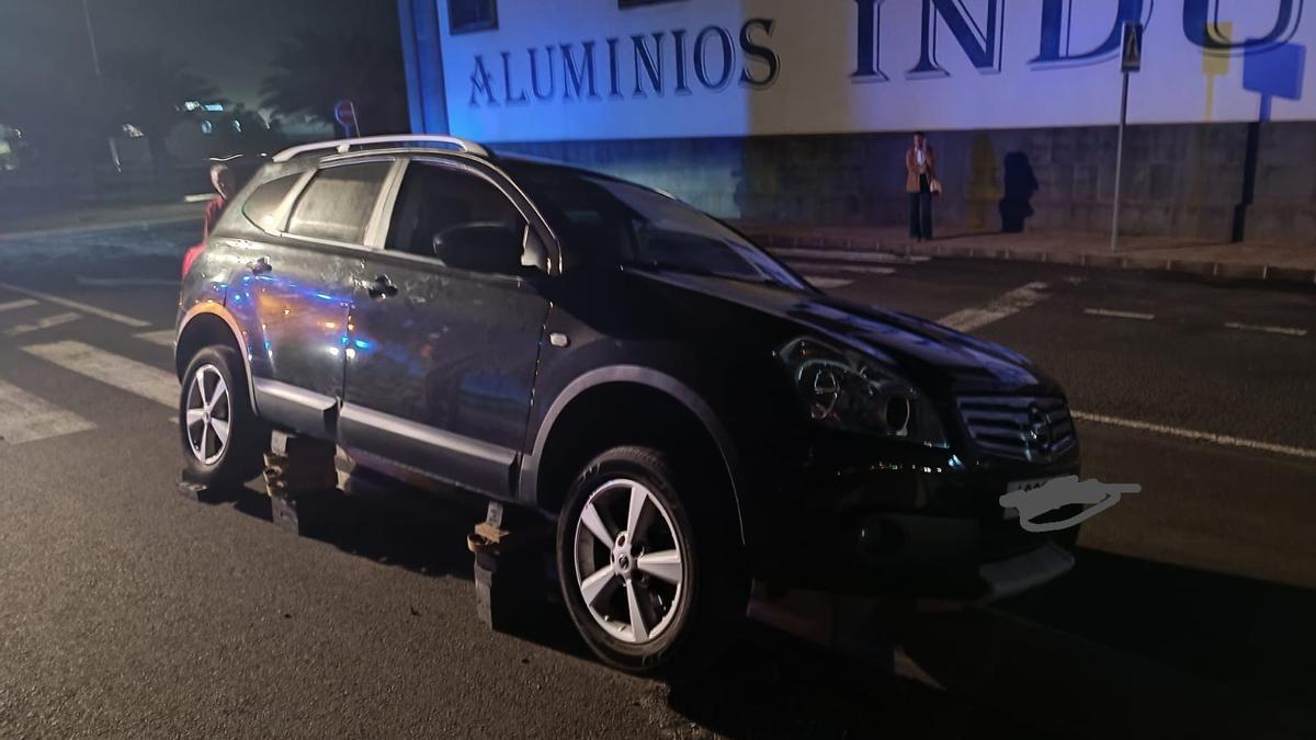 Coche encima de los bolardos de la Avenida Mamerto Cabrera en la zona industrial de Playa Honda.