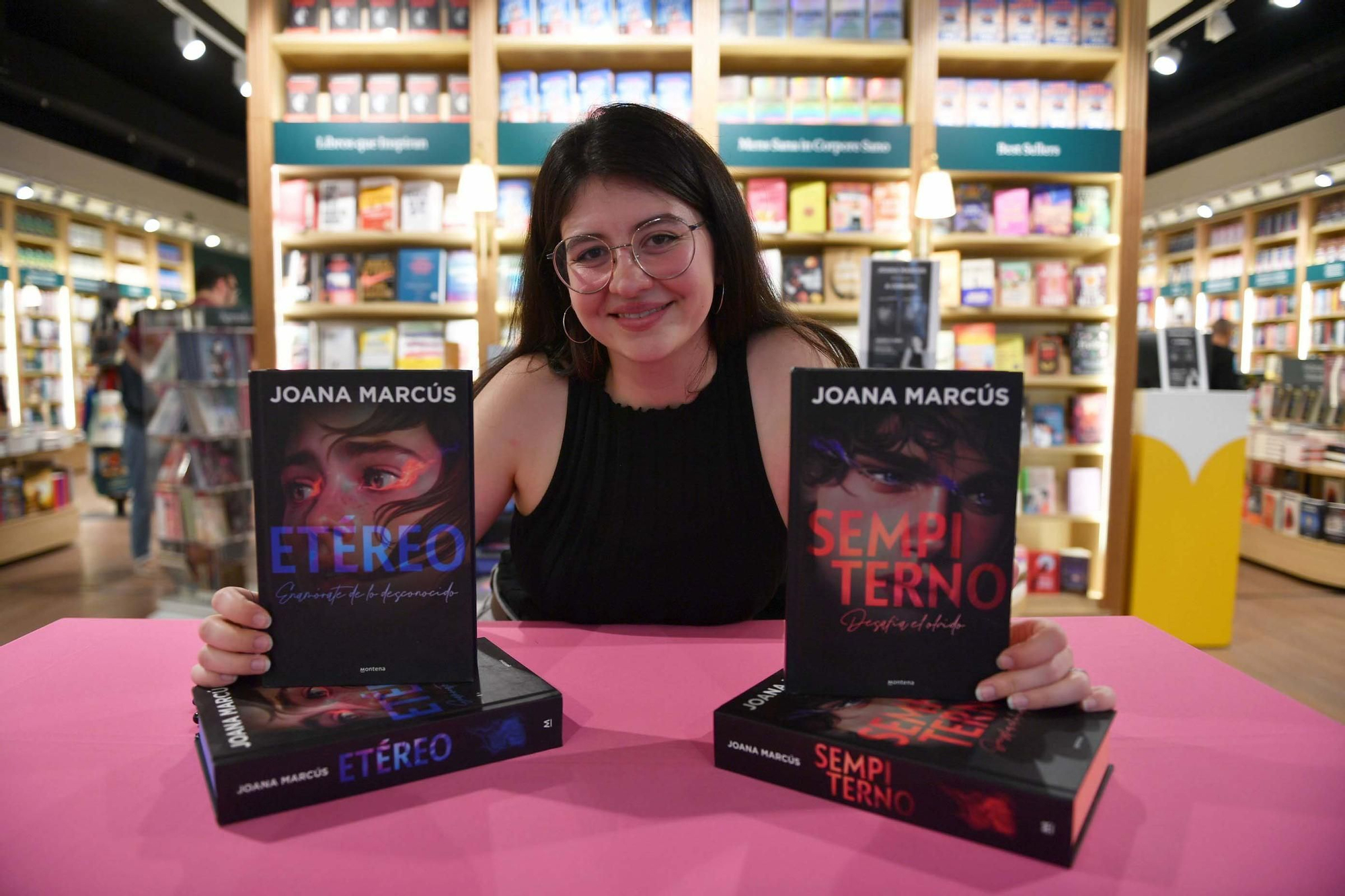Colas en A Coruña para la firma de libros de Joana Marcús