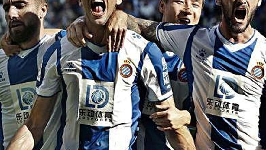 Marc Roca celebra un gol a la lliga