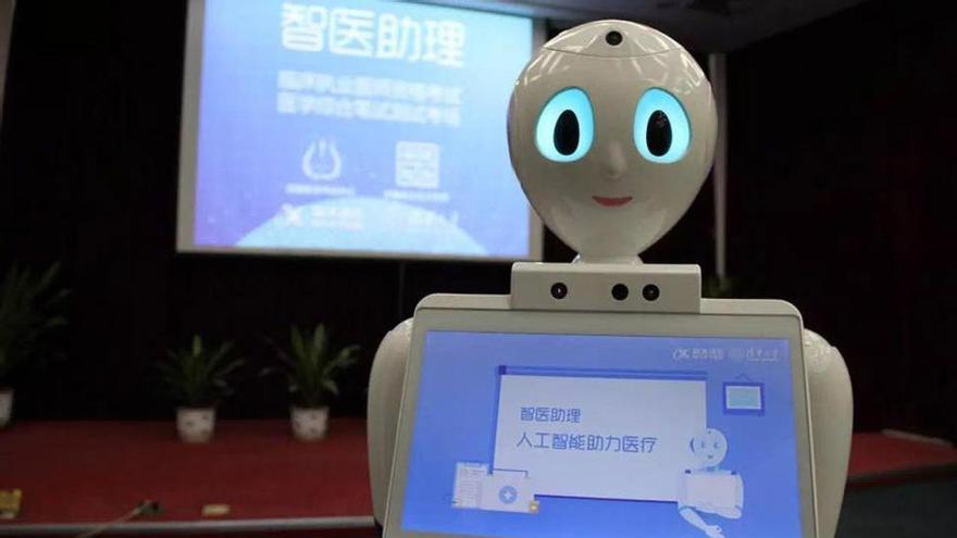 Un médico-robot empieza a tratar pacientes en un ambulatorio de China