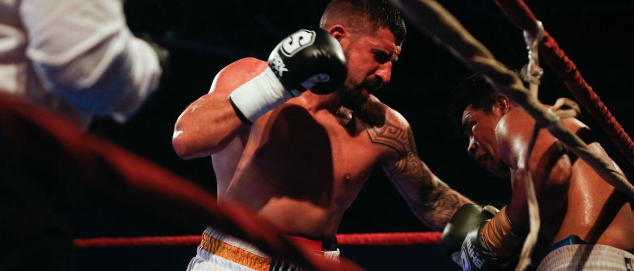 Sergio ‘El Káiser’ Fernández, doble campeón de España del peso Medio, acorrala contra las cuerdas a David ‘El Costeño’ Bency en su combate de mayo en Sa Blanca Dona.