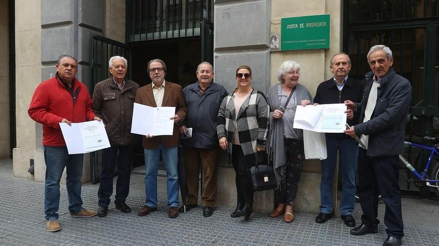 Los vecinos, este miércoles con el informe en la Delegación de Salud.